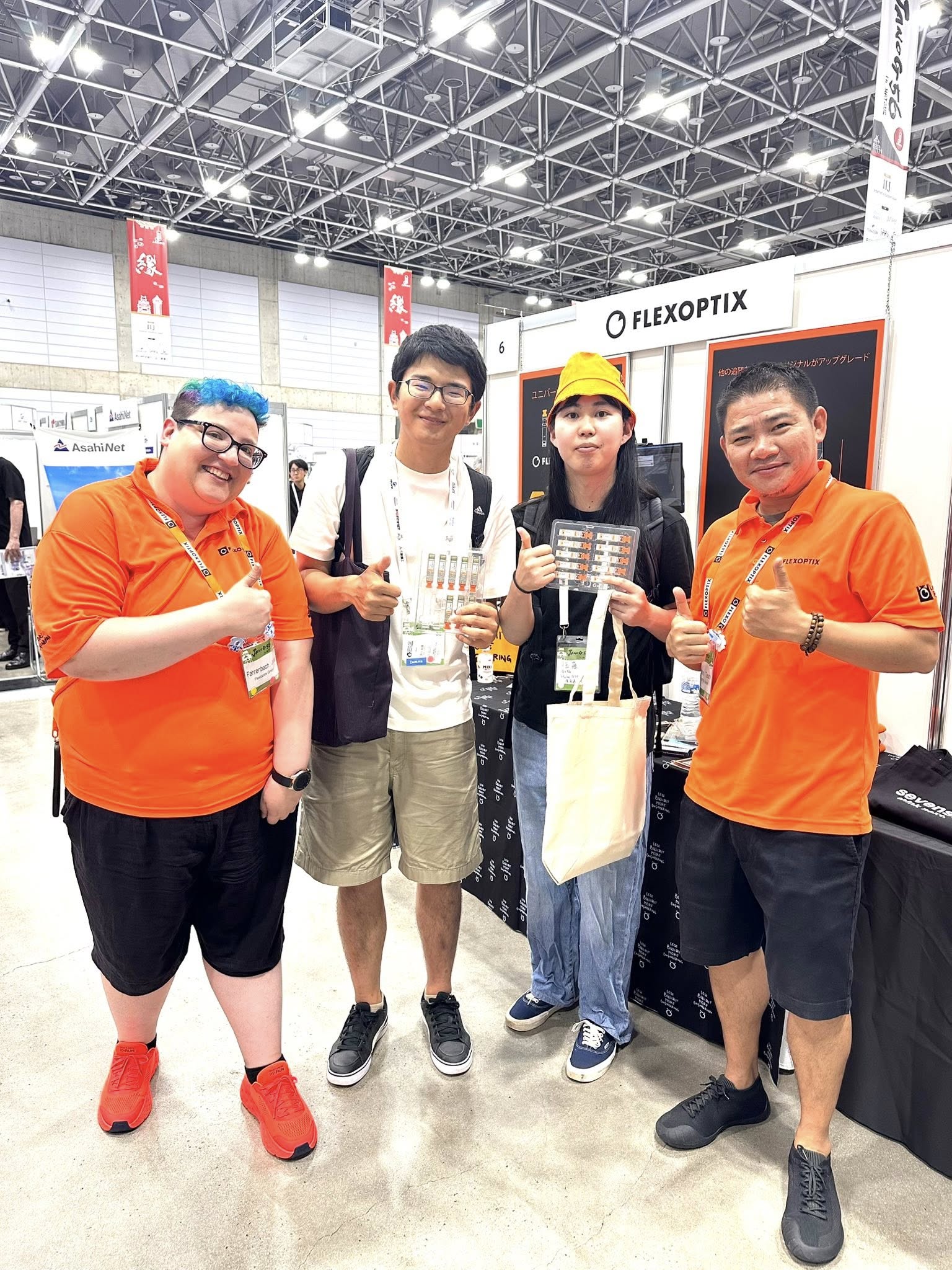当団体メンバーとFLEXOPTIXのJuliaさん、Tashiさん